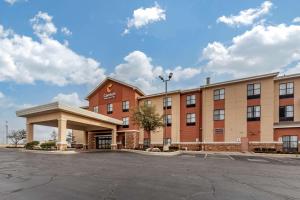 um hotel com um parque de estacionamento em frente em Comfort Inn & Suites Shawnee North near I-40 em Shawnee