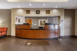 Comfort Inn & Suites Shawnee North near I-40 في شاوني: لوبي مستشفى مع مكتب استقبال