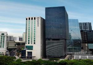 un edificio alto en una ciudad con muchos edificios en Dorsett Residence Service Suite At Bukit Bintang KL en Kuala Lumpur