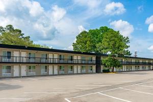 um parque de estacionamento vazio em frente a um edifício em Rodeway Inn em Huntsville