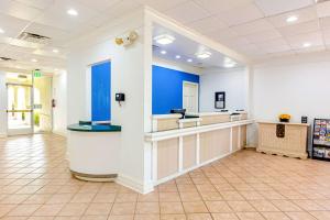 uma sala de espera num escritório de dermatologistas em Rodeway Inn em Huntsville