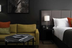 Uma área de estar em Rydges Wellington Airport