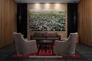 Uma área de estar em Rydges Wellington Airport
