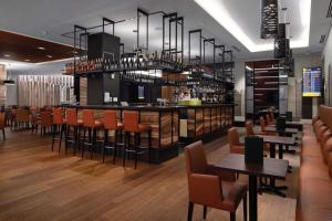 O lounge ou bar de Rydges Wellington Airport