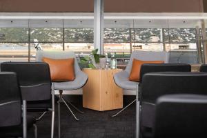 Uma área de estar em Rydges Wellington Airport