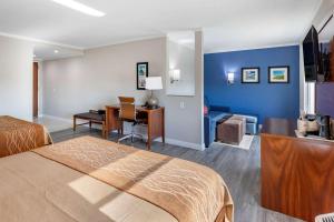 Giường trong phòng chung tại Comfort Suites St Louis - Sunset Hills