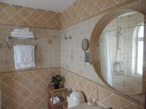 A bathroom at COZY, Beach House , by MAHBOVILLAS