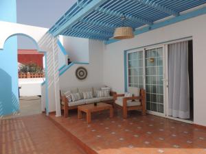 A seating area at COZY, Beach House , by MAHBOVILLAS
