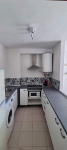 Kuchyňa alebo kuchynka v ubytovaní Sa Shei Apartment Tossa de Mar