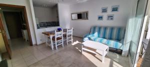 Televízia a/alebo spoločenská miestnosť v ubytovaní Sa Shei Apartment Tossa de Mar
