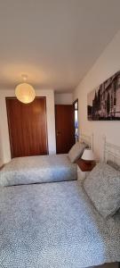 Posteľ alebo postele v izbe v ubytovaní Sa Shei Apartment Tossa de Mar