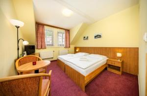 A bed or beds in a room at Záviš z Falkenštejna