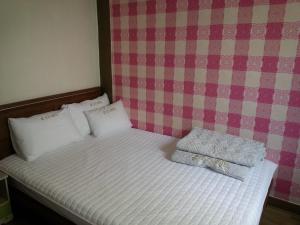 Postel nebo postele na pokoji v ubytování Egg Motel