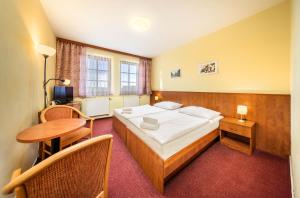 A bed or beds in a room at Záviš z Falkenštejna