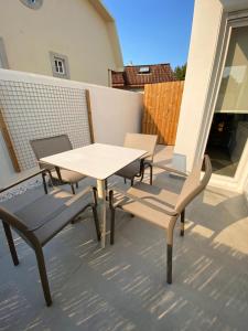 drewniany stół i krzesła na patio w obiekcie Apartamentos Angelito Playa América A w mieście Nigrán +1 zdjęcie
