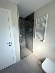W łazience znajduje się kabina prysznicowa i toaleta. w obiekcie Apartamentos Angelito Playa América A w mieście Nigrán
