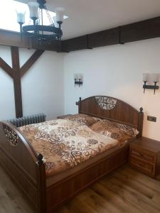 um quarto com uma cama de madeira e piso de madeira em SUPERB - Medieval apartment em Kutná Hora