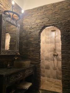 Un baño de Superb Medieval Apartment