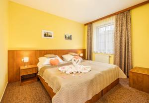 A bed or beds in a room at Záviš z Falkenštejna