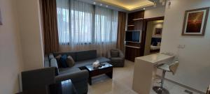 TV a/nebo společenská místnost v ubytování Palm Ville Suites