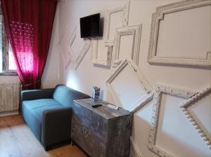 sala de estar con sofá azul y TV en La Casona de Betanzos, en Betanzos