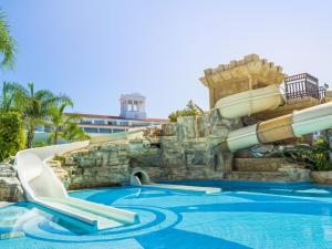 Bazén v ubytování Olympic Lagoon Resort Paphos nebo v jeho okolí