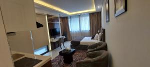 um quarto de hotel com uma cama e uma cadeira em Palm Ville Suites em Beirute