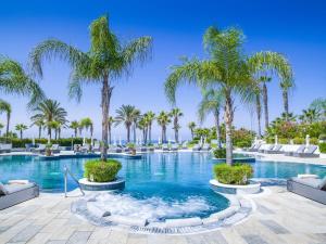 Bazén v ubytování Olympic Lagoon Resort Paphos nebo v jeho okolí