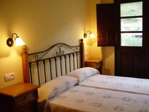 a bedroom with a bed and a window at Casa Muniellos in Moal