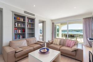 a living room with a couch and a book shelf at Villa Laura in Pula