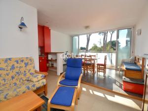 ein Wohnzimmer mit einem Sofa, Stühlen und einem Tisch in der Unterkunft Politur K-19 in Platja  d'Aro
