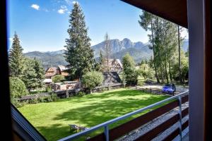 vistas al patio desde el balcón de una casa en U Króla, en Kościelisko