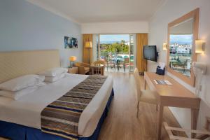 Postel nebo postele na pokoji v ubytování Olympic Lagoon Resort Paphos
