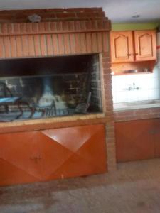 cocina con chimenea de ladrillo en Duplex El Duende en Olavarría