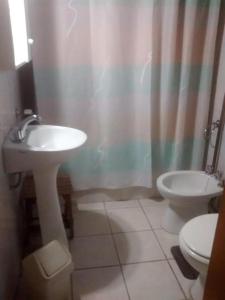 y baño con lavabo y aseo. en Duplex El Duende en Olavarría