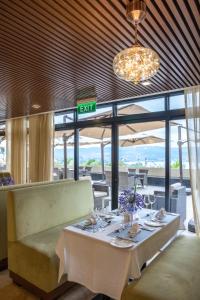 Reštaurácia alebo iné gastronomické zariadenie v ubytovaní Mantis Kivu Marina Bay Hotel