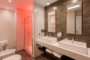 Koupelna v ubytování Hotel Mentana, by R Collection Hotels + 27 fotografií