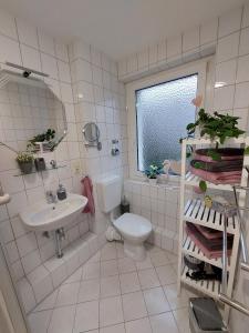 Bilik mandi di Helles modern eingerichtetes Apartment