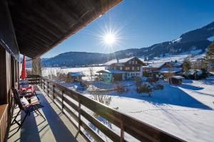 ボルシュターラングにあるÜszidの雪のある家のバルコニーからの眺め