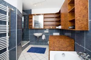 ein Badezimmer mit einem Waschbecken und einer Badewanne in der Unterkunft Ferienwohnung Bregenz 6 top 3 in Bregenz