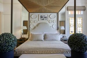 Kaap Mooi Luxury Guest House في كيب تاون: غرفة نوم بسرير كبير مع اللوح الأمامي كبير