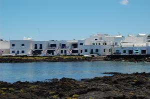 a row of white houses and a river at Tranquilo y Acogedor Apartamento in Órzola
