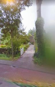 De WijkにあるLandgoed de Bongelの白柵のある家に通じる道