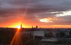 Blick auf den Sonnenuntergang über einer Stadt mit Sonnenuntergang in der Unterkunft Best View Apartment in Toruń