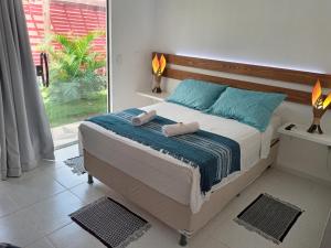 sypialnia z łóżkiem z dwoma ręcznikami w obiekcie AYRE GOSTOSO POUSADA w mieście São Miguel do Gostoso