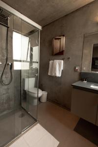 a bathroom with a shower and a toilet and a sink at Hotel Centro 433 in São Paulo