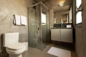 a bathroom with a toilet and a glass shower at Hotel Centro 433 in São Paulo