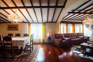 Azores Apartment في بونتا ديلغادا: غرفة معيشة مع أريكة وطاولة