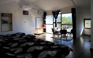 une chambre avec un lit, une table et des chaises dans l'établissement Moc Chau Cottage homestay, à Mộc Châu