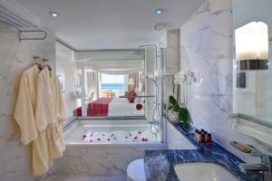 Koupelna v ubytování Olympic Lagoon Resort Paphos